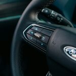 Kierownica auta z przyciskami sterowania systemami wspomagania jazdy