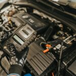 Mechanik diagnozuje silnik Jeepa testerem CAN