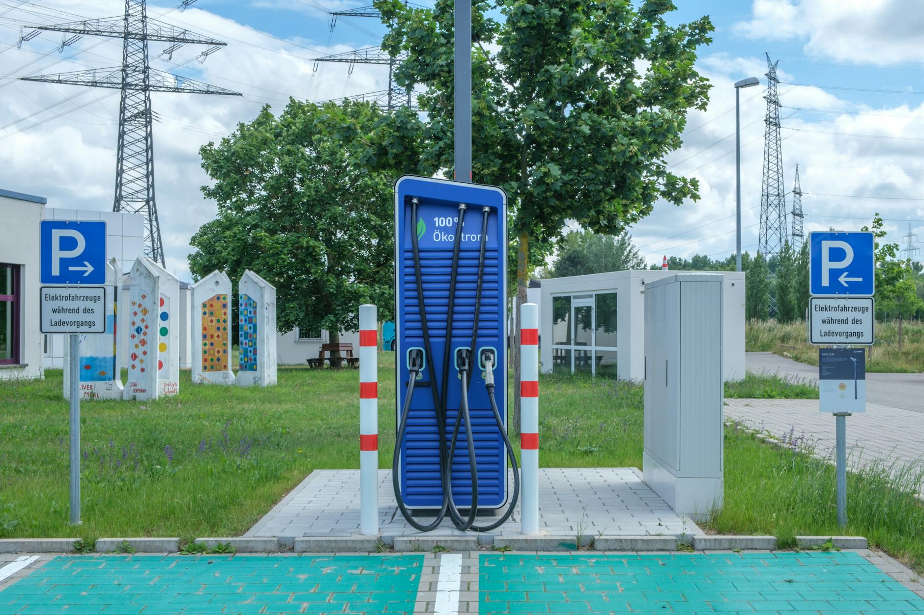 Stacja ładowania pojazdów elektrycznych o ekologicznym designie