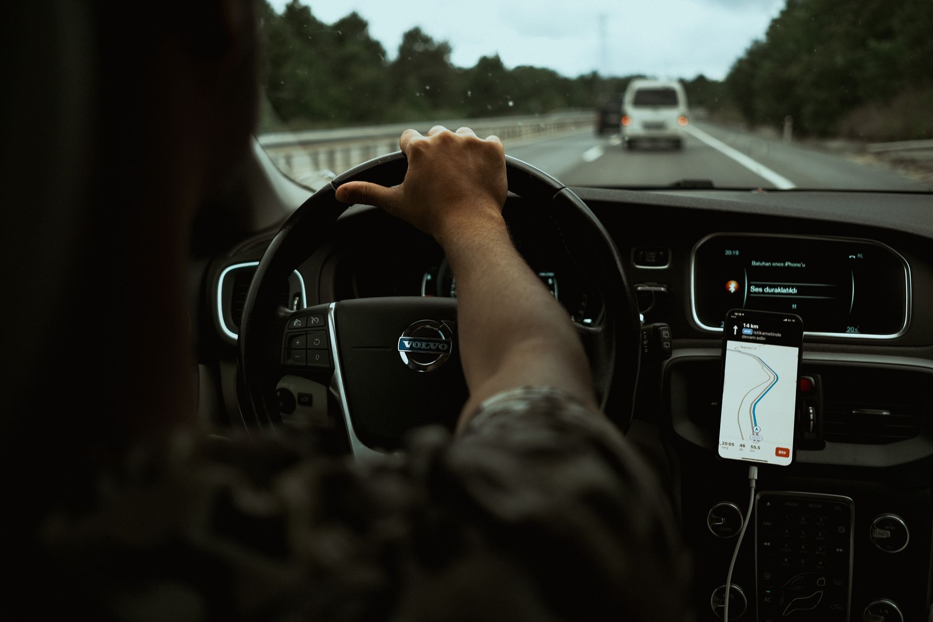 Kierowca Jeepa korzysta z nawigacji GPS w smartfonie na autostradzie