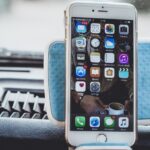 Smartfon z aplikacjami na desce rozdzielczej Jeeppa