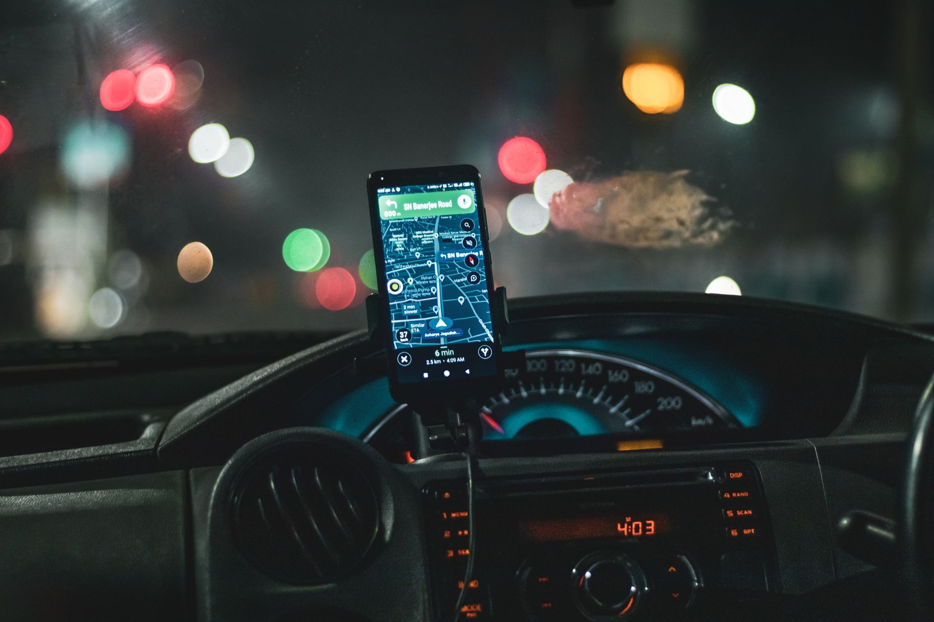 Smartfon z mapą nawigacji w nocy we wnętrzu auta Jeep