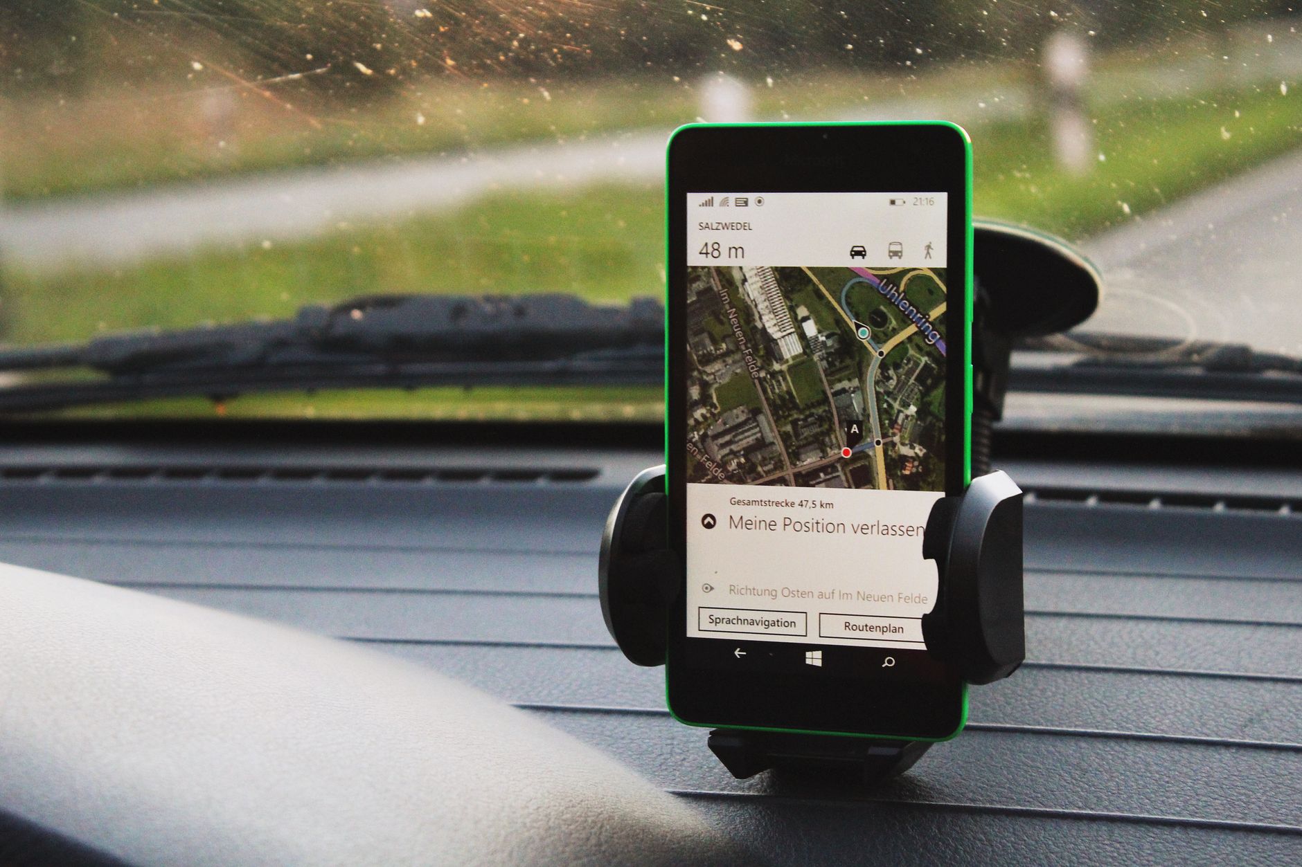 Smartfon z nawigacją GPS zamocowany na desce rozdzielczej Jeepa