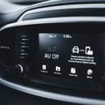 Zbliżenie ekranu dotykowego systemu multimedialnego w Subaru