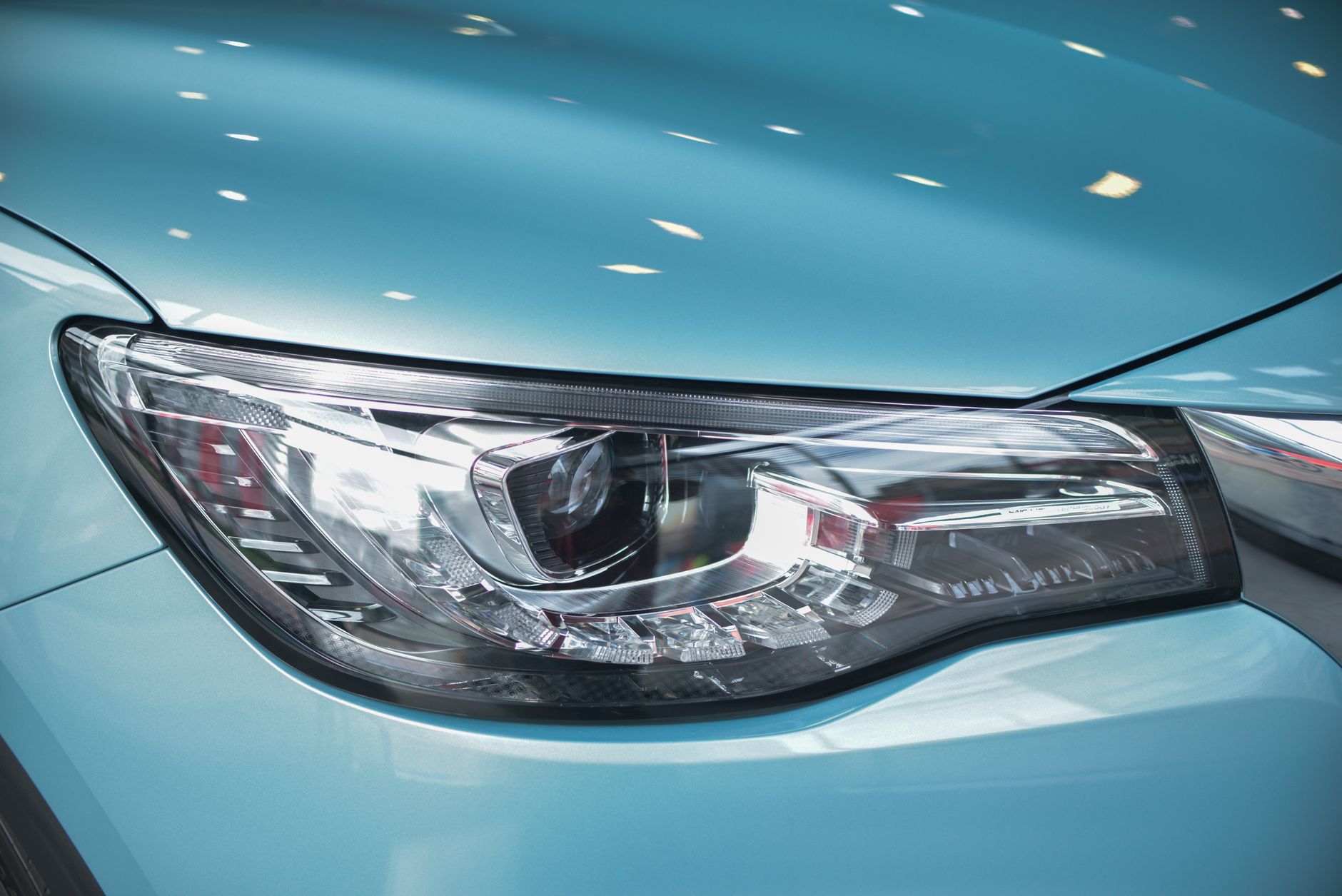 Zbliżenie nowoczesnego reflektora LED w samochodzie Mercedes-Benz