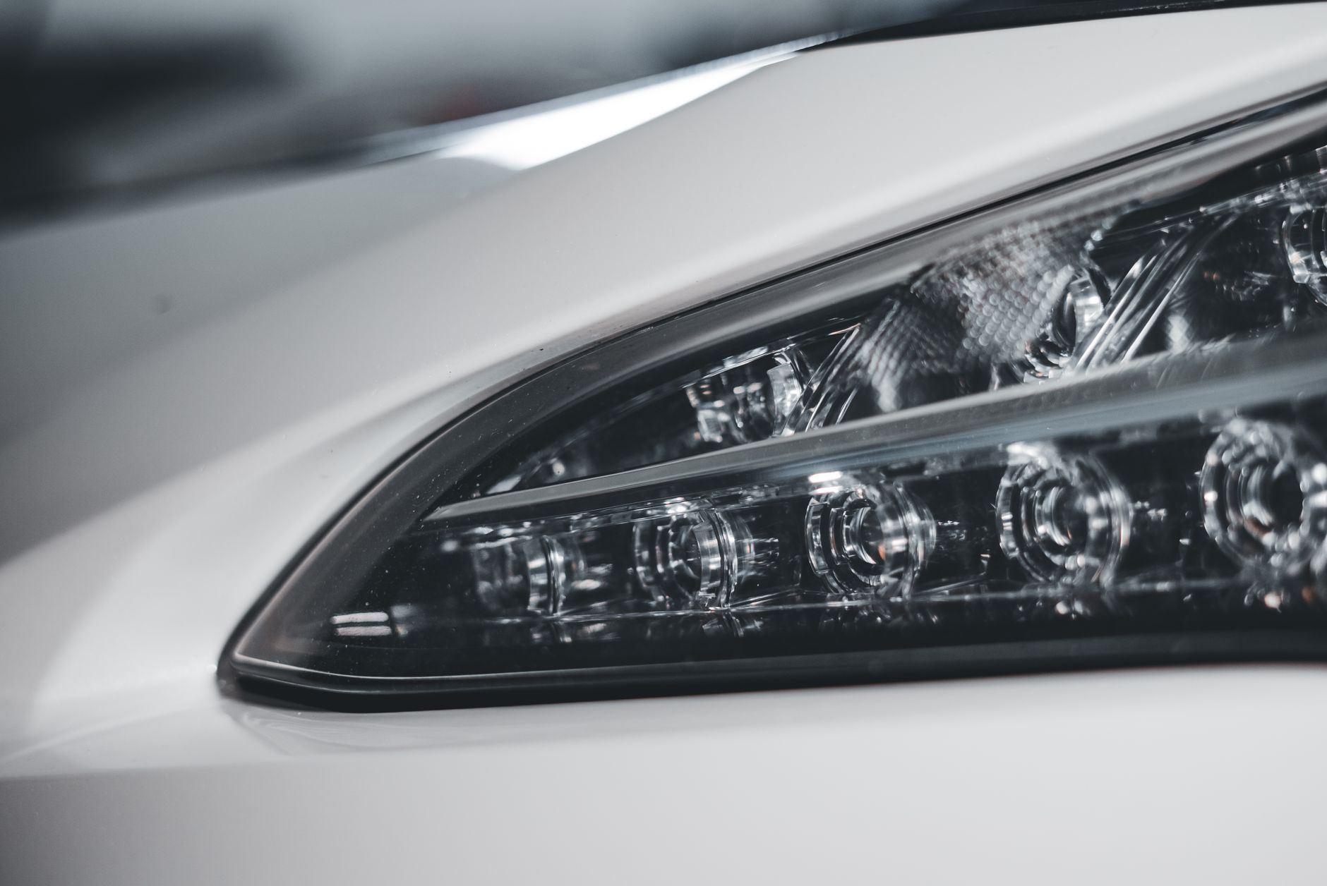 Zbliżenie reflektora LED w białym Mercedesie-Benz