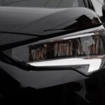 Mercedes-Benz inteligentne reflektory Multibeam LED działanie typowe usterki koszty Zbliżenie reflektora Multibeam LED w czarnym Mercedesie-Benz