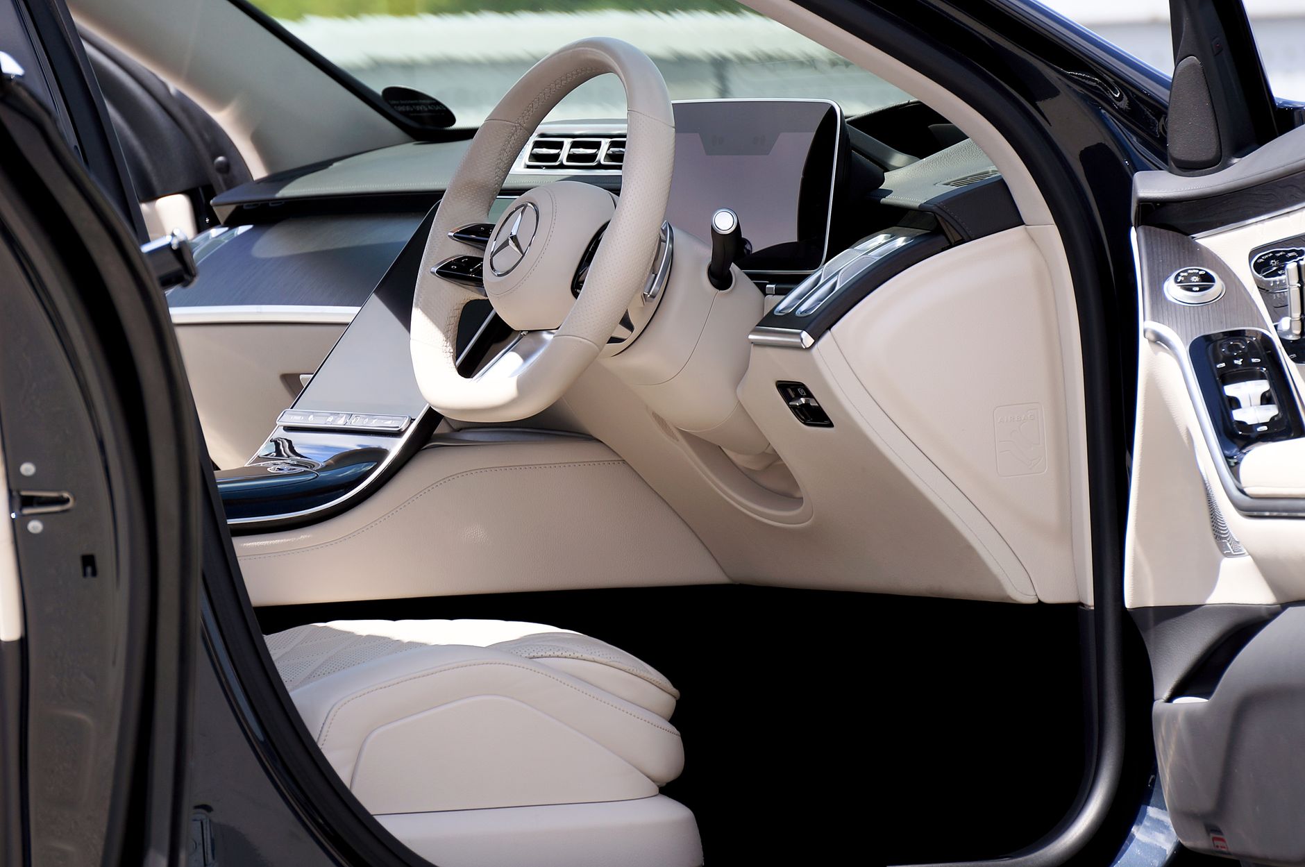 Luksusowe nowoczesne wnętrze Rolls-Royce z eleganckimi detalami