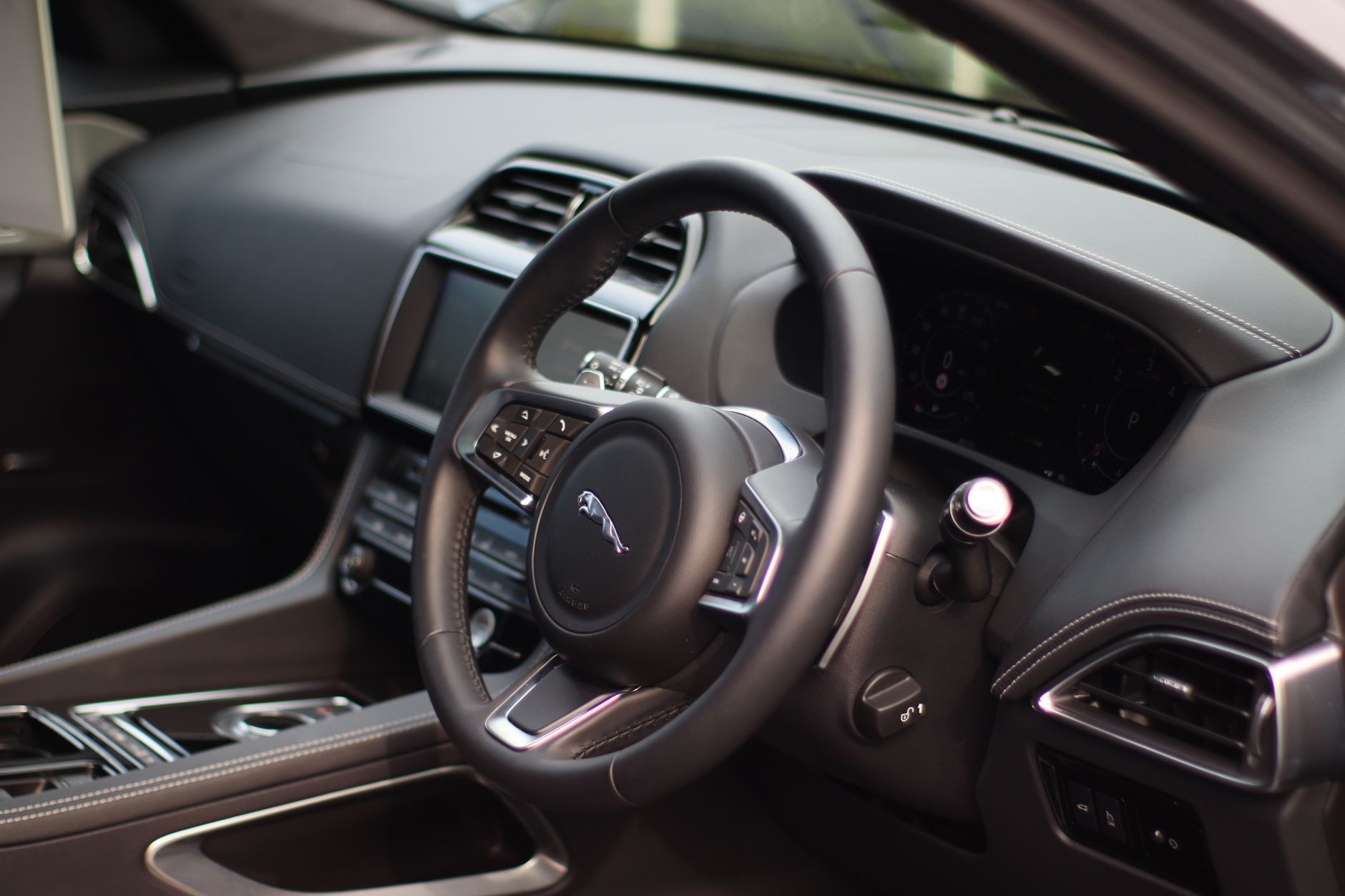 Luksusowe wnętrze Rolls-Royce z nowoczesną deską rozdzielczą