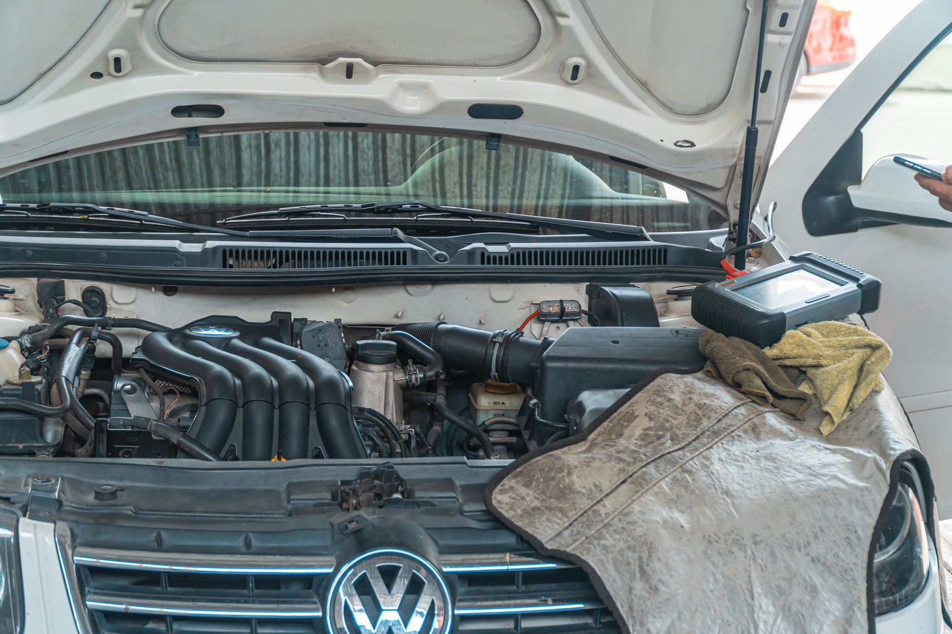 Silnik Volkswagena w garażu podczas diagnostyki z użyciem narzędzi