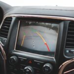 Zbliżenie na ekran kamery cofania na desce rozdzielczej Mitsubishi