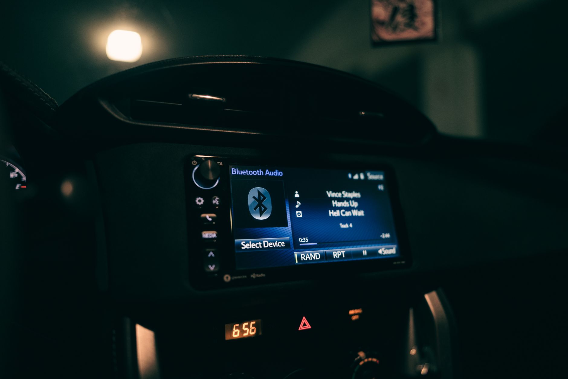 Nocny zbliżenie deski rozdzielczej auta z aktywnym Bluetooth audio