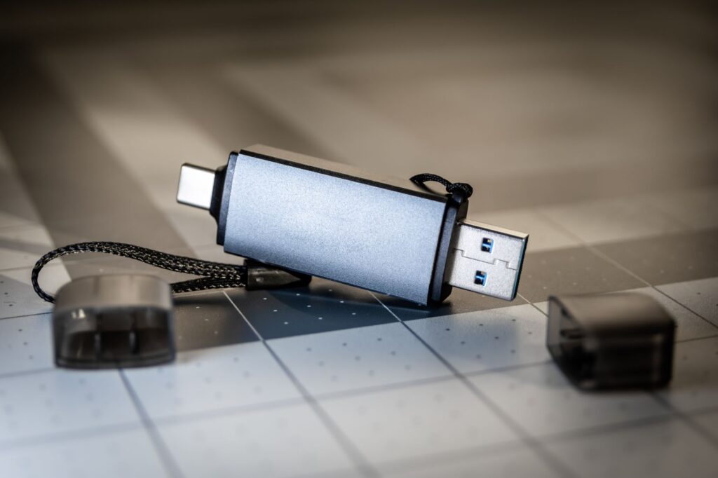 Pendrive USB-C i USB-A na tle w kratkę