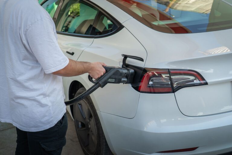 Samochód elektryczny ładowany przy stacji ładowania