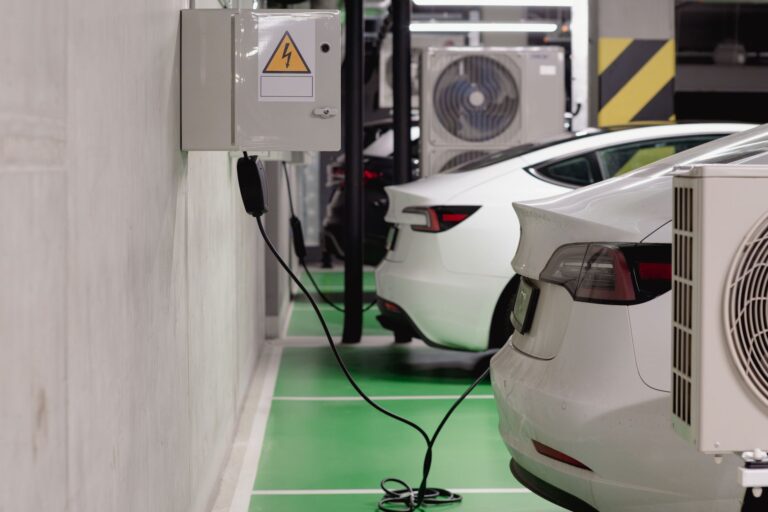 Samochody elektryczne ładowane na stacji w podziemnym garażu